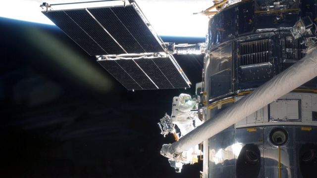 فضانورد ناسا هابل را تعمیر می کند