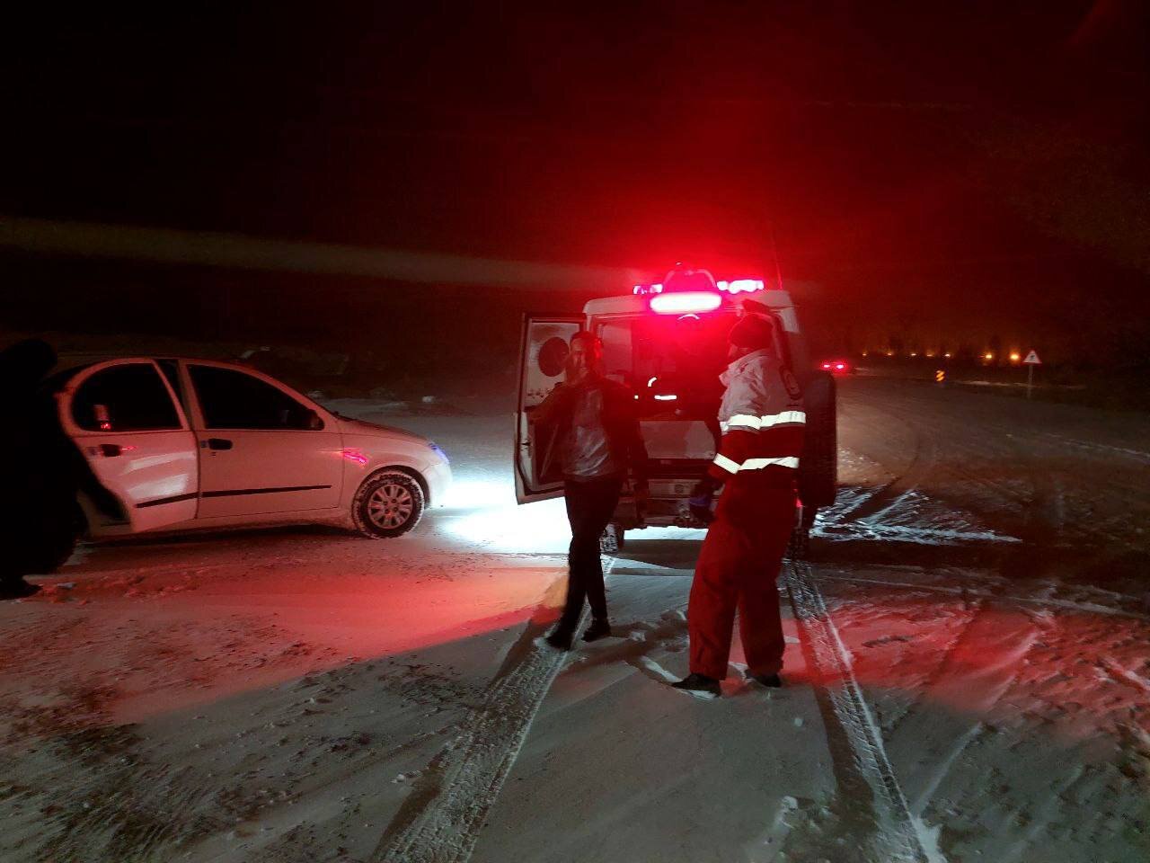 برف‌روبی ۲۵۰ کیلومتر از محورهای مواصلاتی آذربایجان‌غربی / ۲۸ نفر از کولاک نجات یافتند