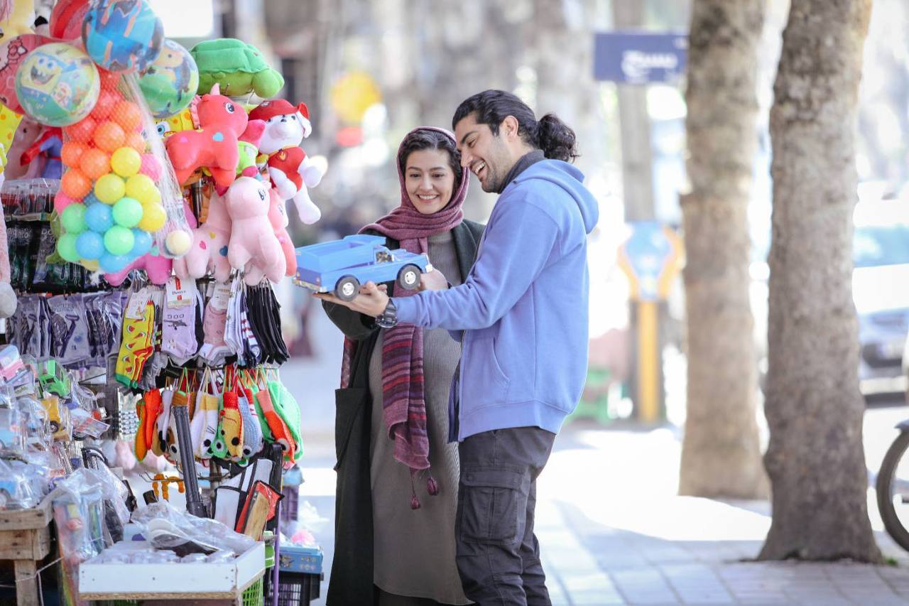 پردیس احمدیه و سینما مهراد در فیلم کمدی «دو روز دیرتر» + تصویر