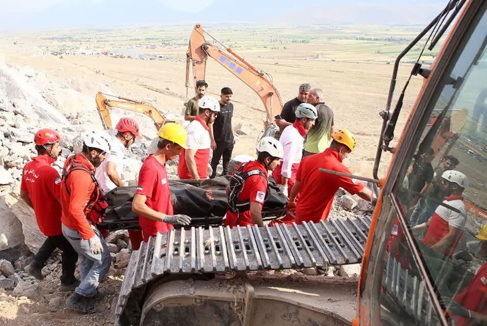 کارگران محبوس شده معدن شازند ۱۵ متر زیر آوارند