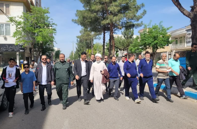 همایش پیاده روی در بویین زهرا برگزار شد