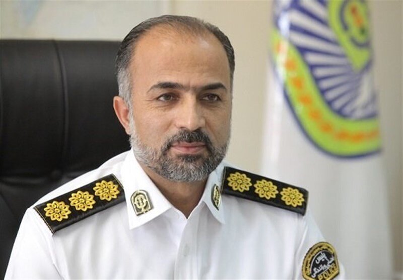 دستگیری راننده و زنی که روی سقف پراید در حال حرکت نشسته بود دستگیری راننده و زنی که روی سقف پراید در حال حرکت نشسته بود